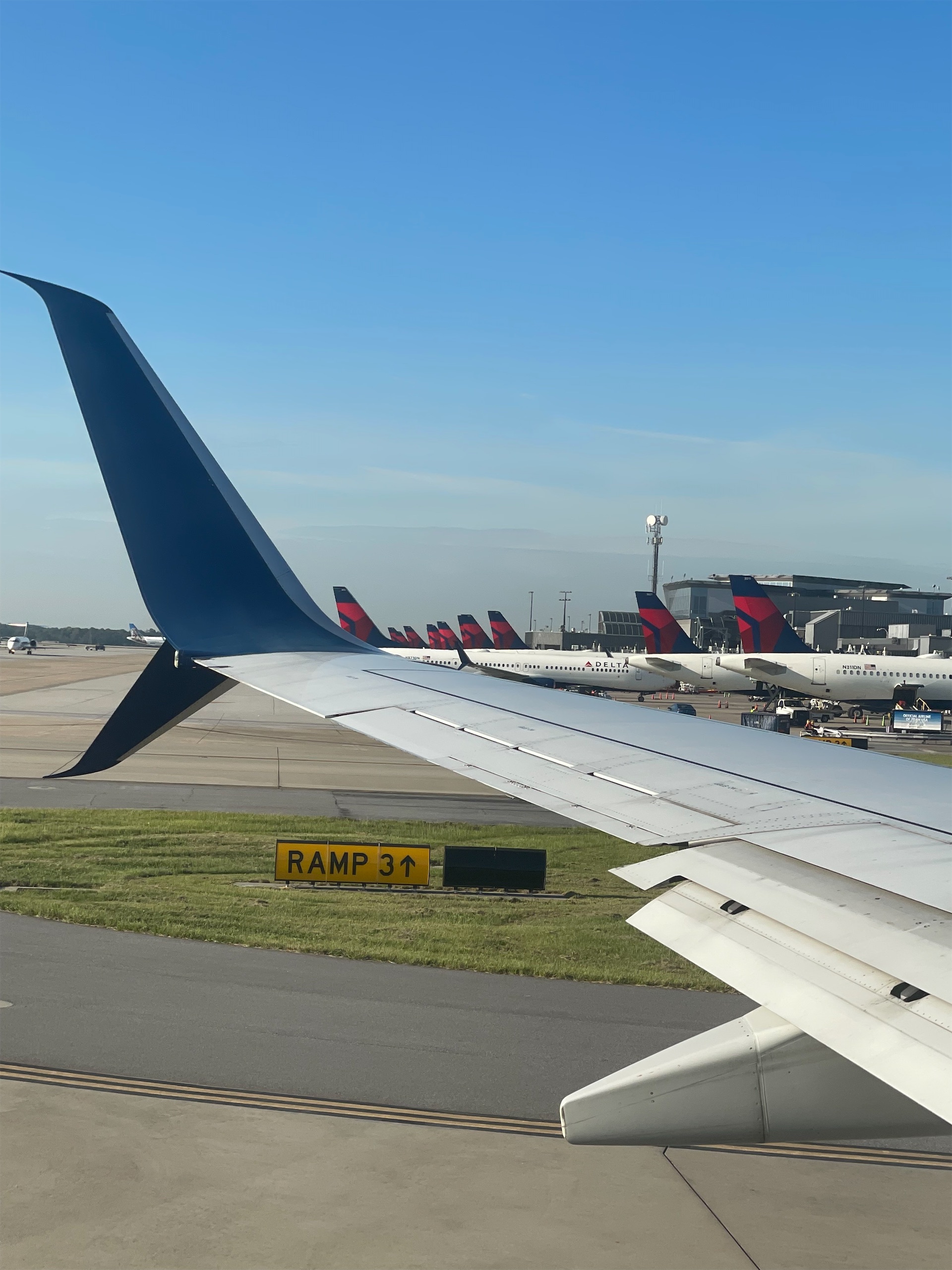 飛機左側機翼,後面停了非常多達美航空的飛機