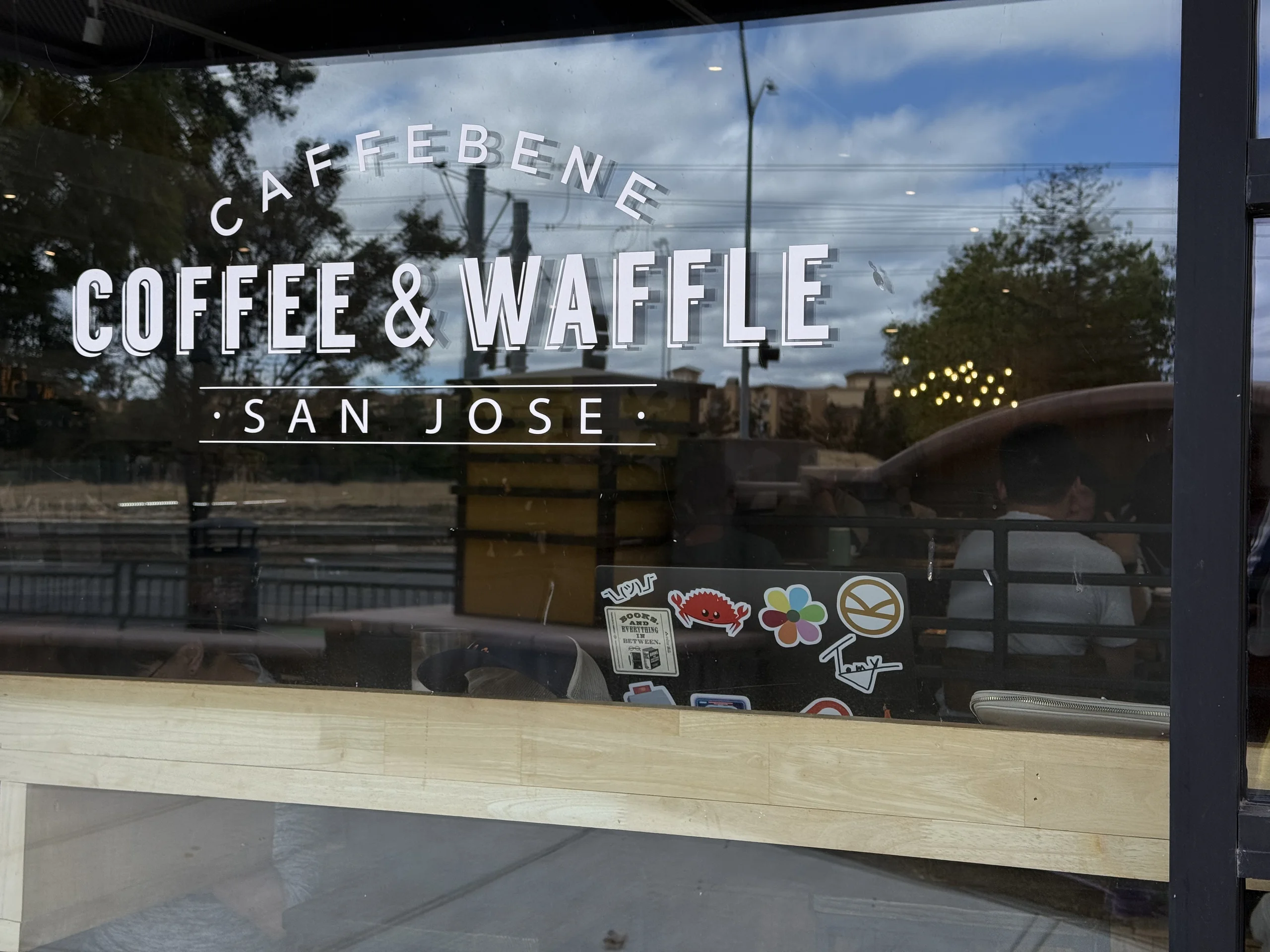 咖啡廳 Caffebene San Jose 的玻璃窗與貼紙