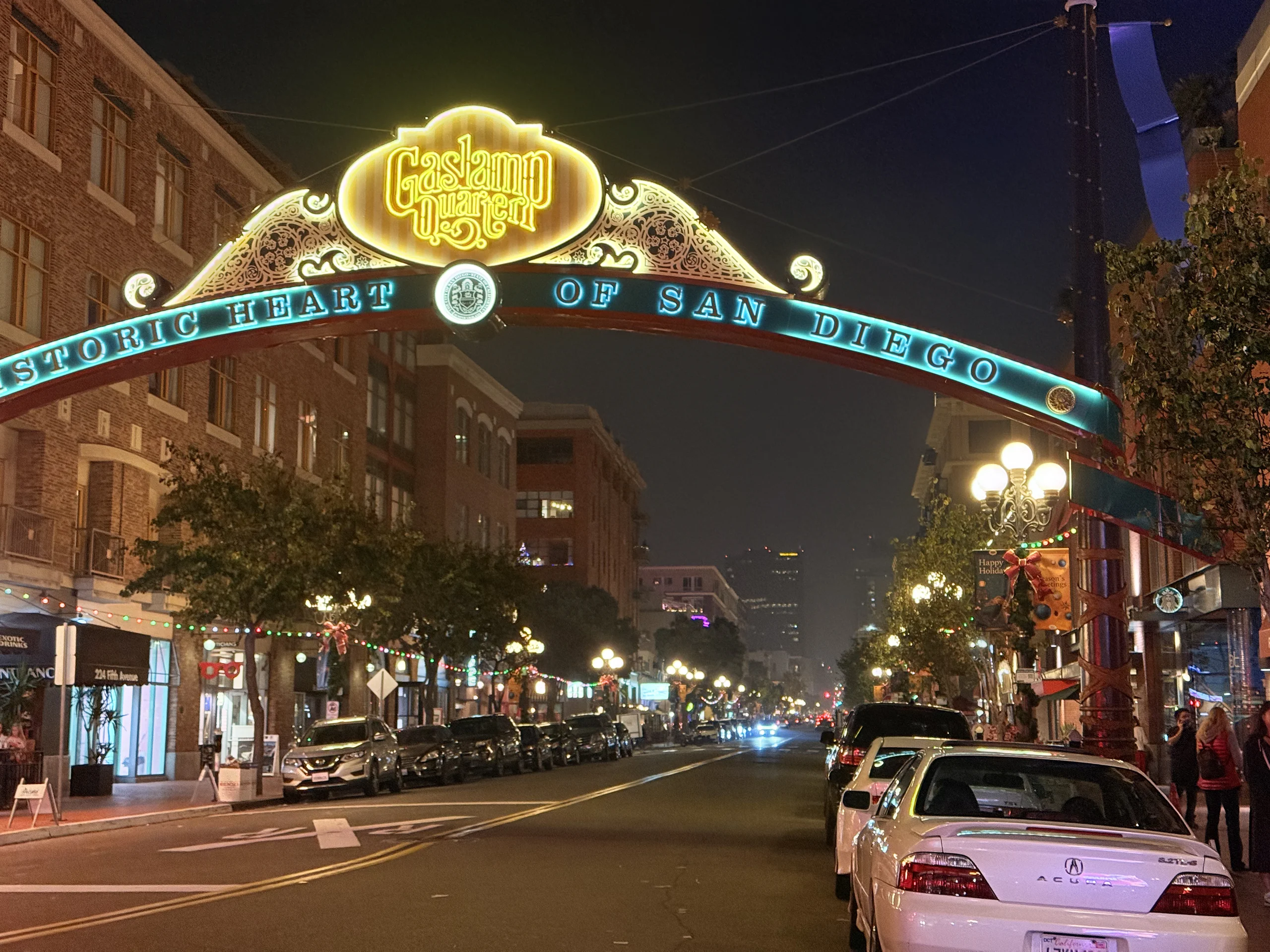 夜晚的聖地牙哥 Gaslamp Quarter 拱門招牌,街道燈光明亮