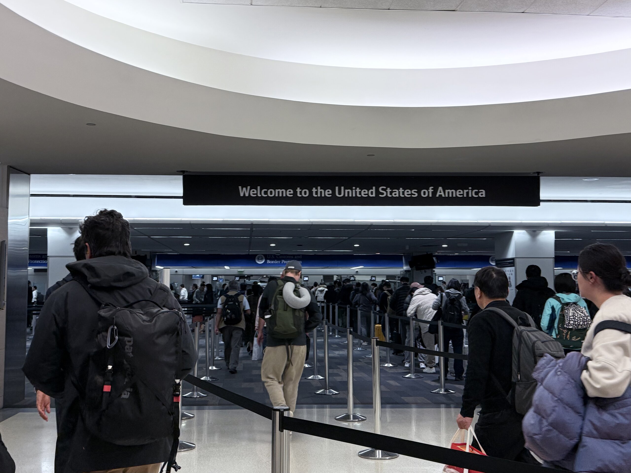 機場海關的入境處寫著 Welcome to the United States of America
