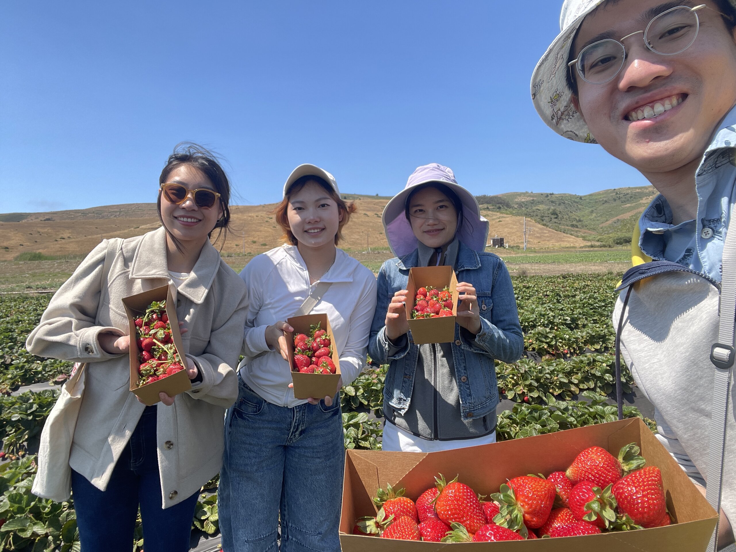 我與 MSE 的朋友們開心的展示採收的草莓