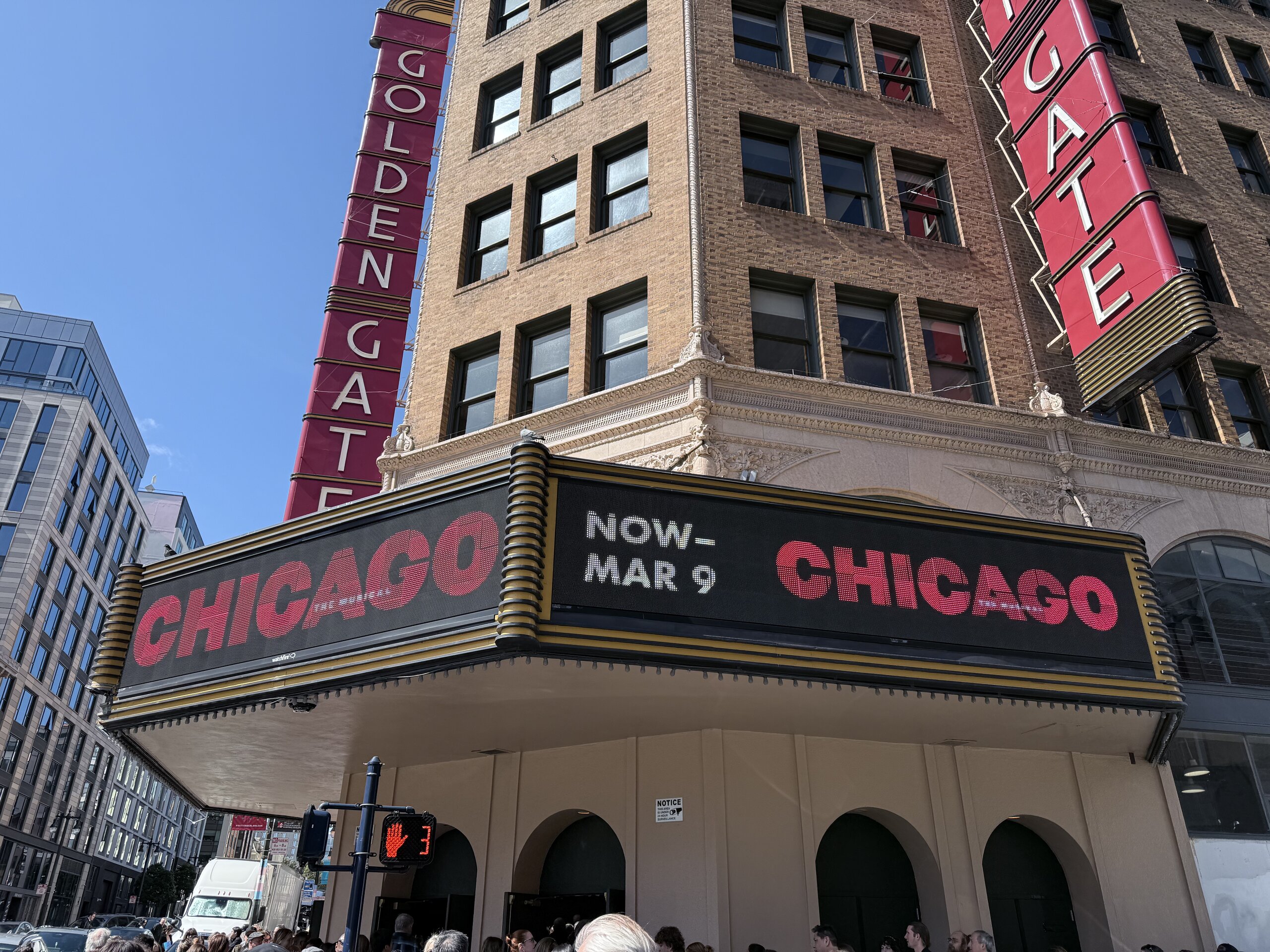 Golden Gate Theatre外牆上，標示著百老匯音樂劇《芝加哥》的紅色大字標牌。