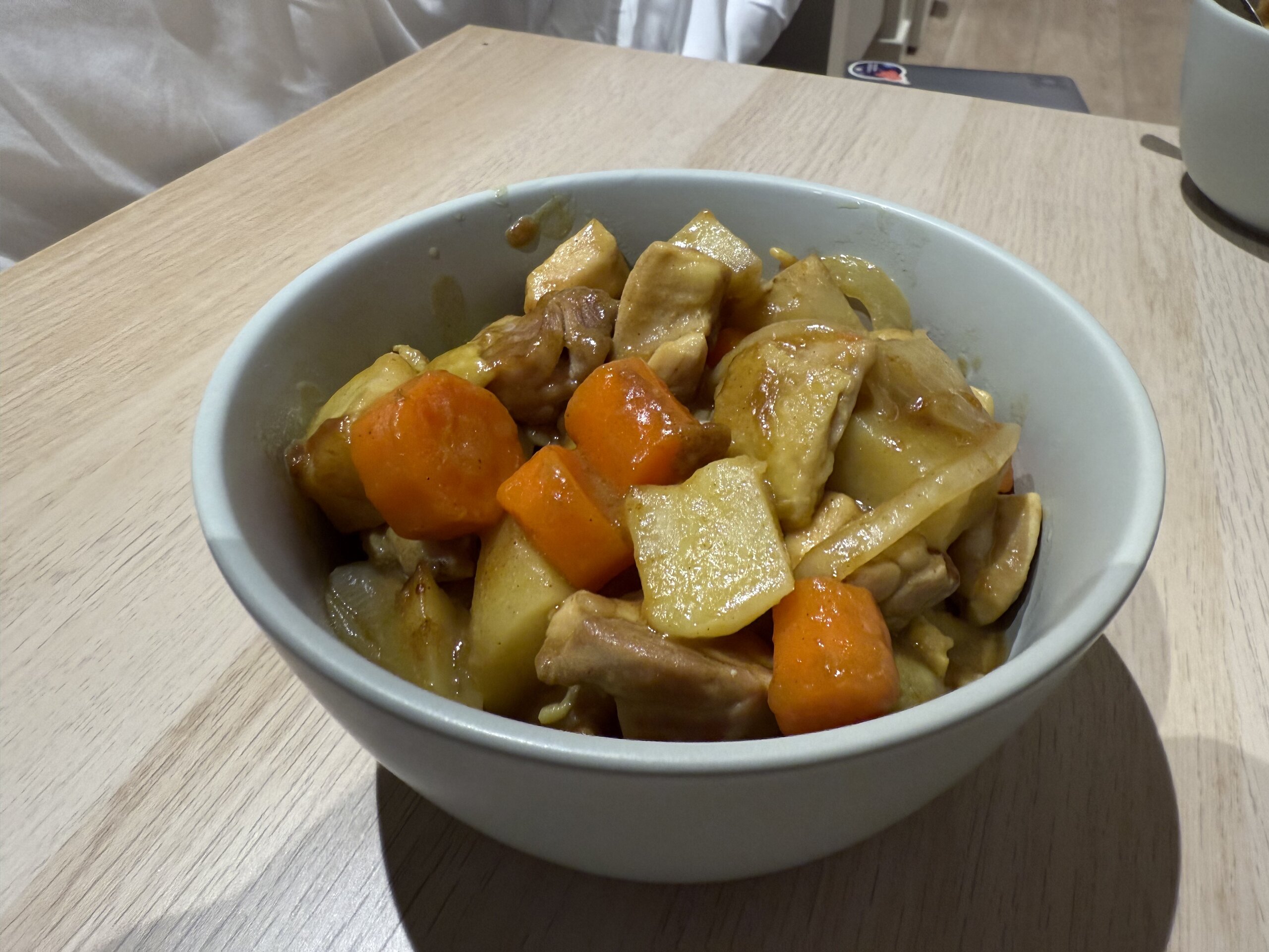 簡單家常咖哩飯，內含雞肉、馬鈴薯和紅蘿蔔，盛放在淺色碗中。