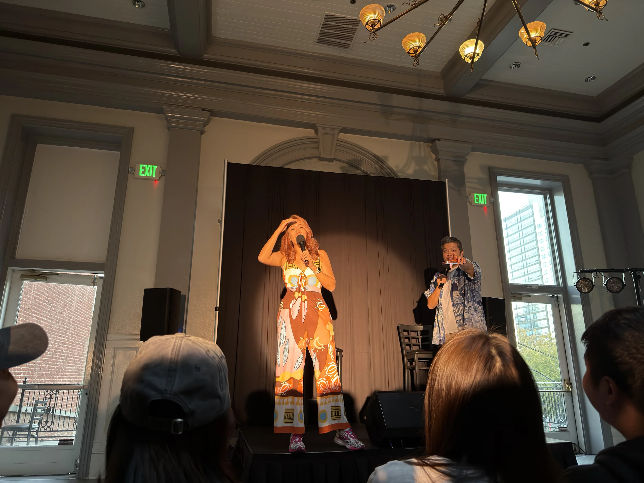 舞台上百靈果的凱莉和 Ken 在燈光下與觀眾互動