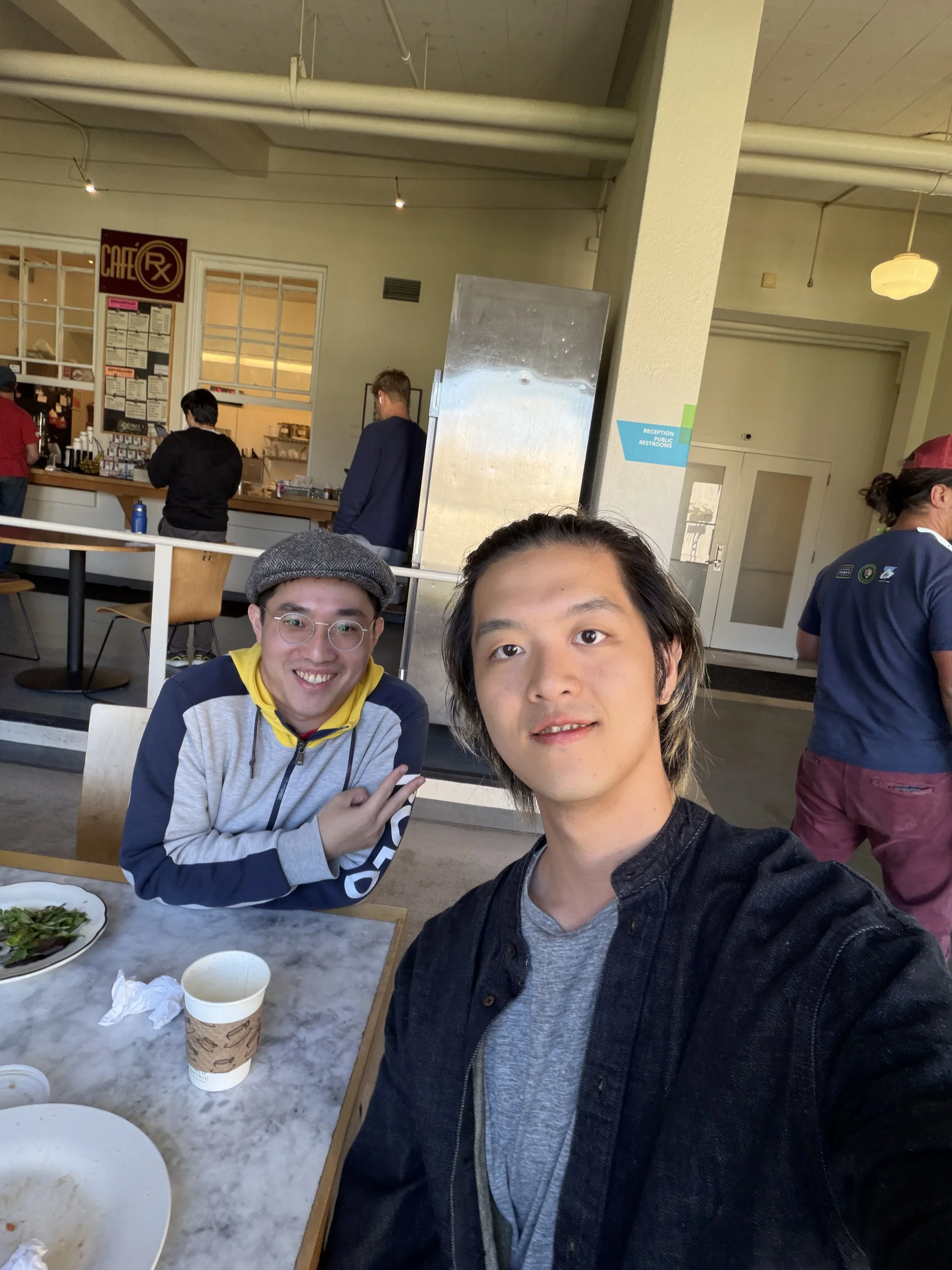 兩人在咖啡廳共進早午餐自拍，桌上有空盤與飲料杯