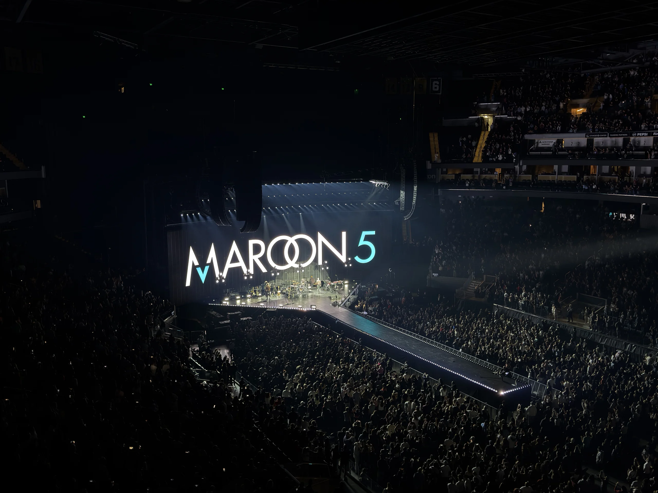 Maroon 5 演唱會舞台與觀眾席全景