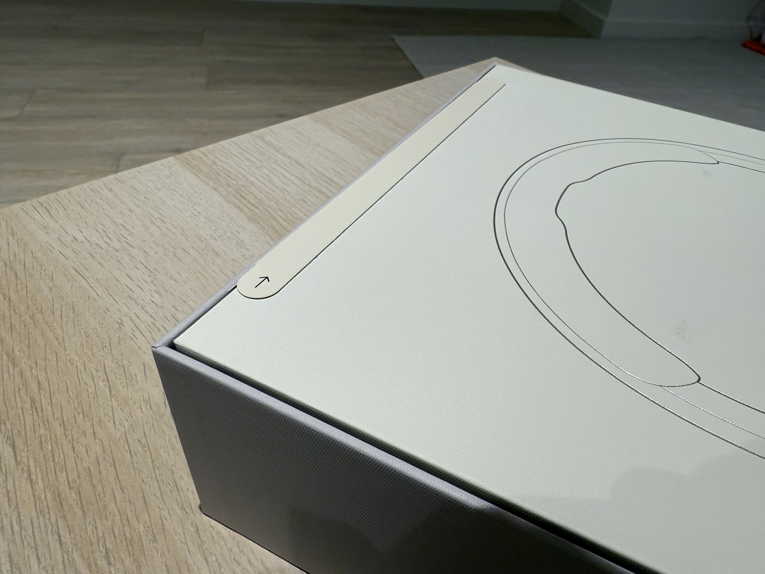 Beoplay H100 盒蓋特寫，有著跟 Apple 包裝相似的封條
