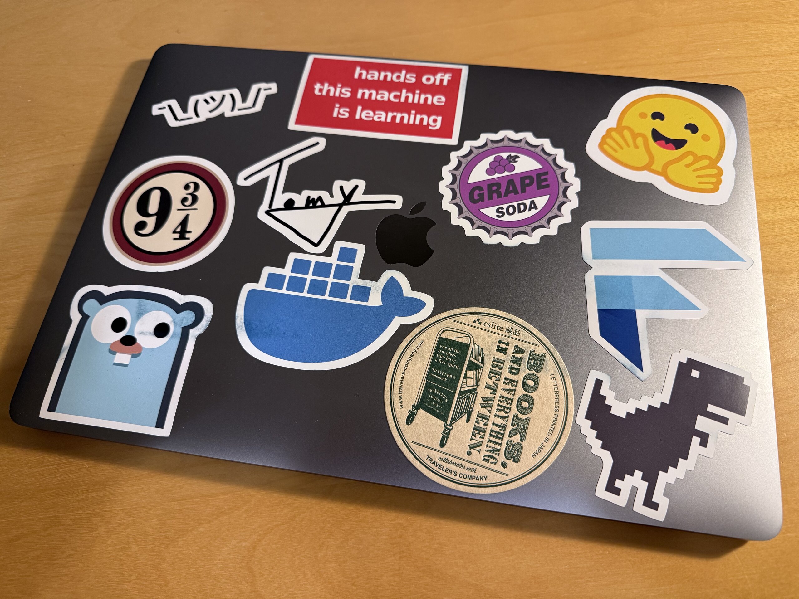 MacBook Pro 上滿滿的貼紙