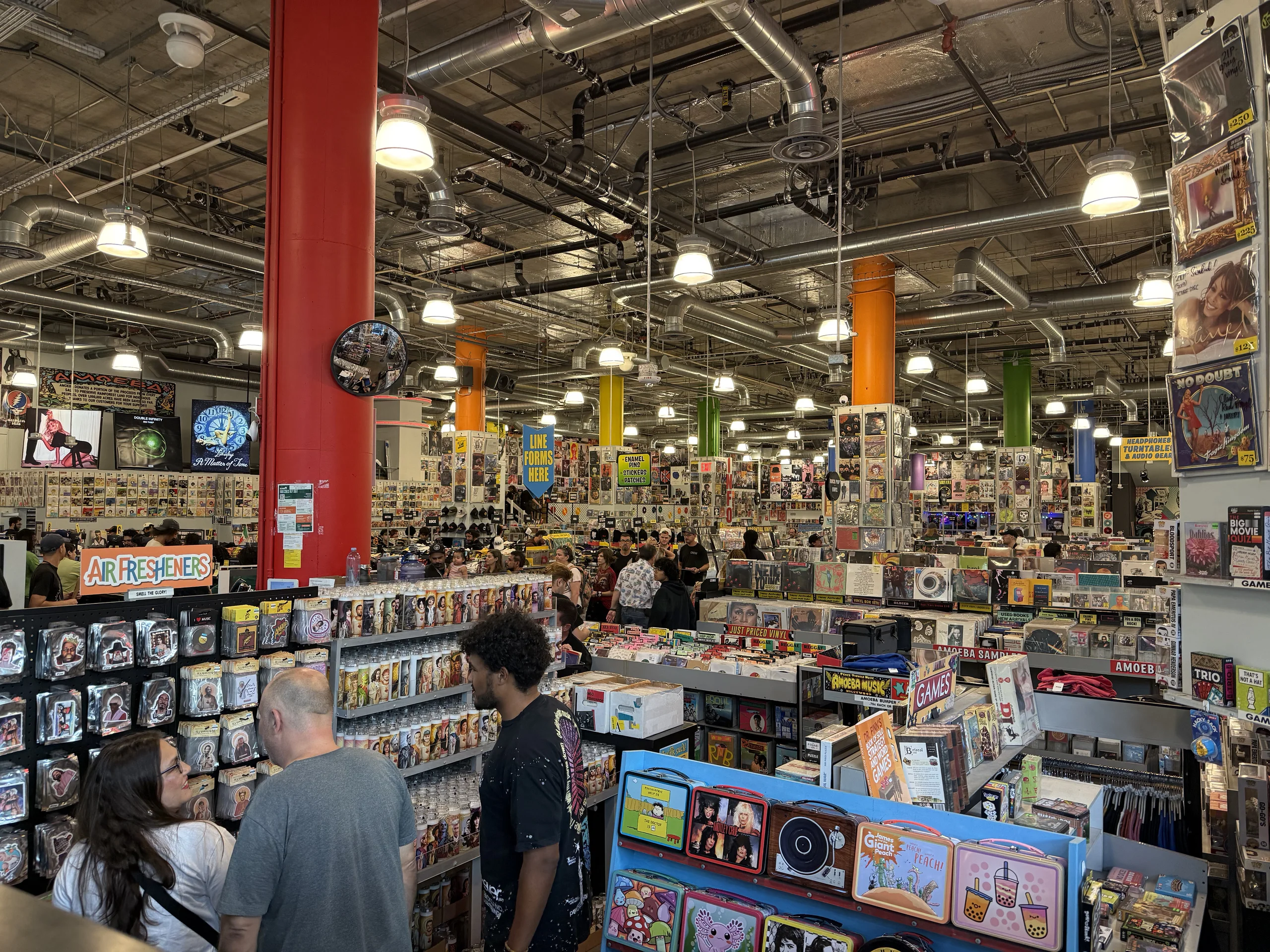 Amoeba Music 黑膠唱片店內部,人潮與彩色柱子
