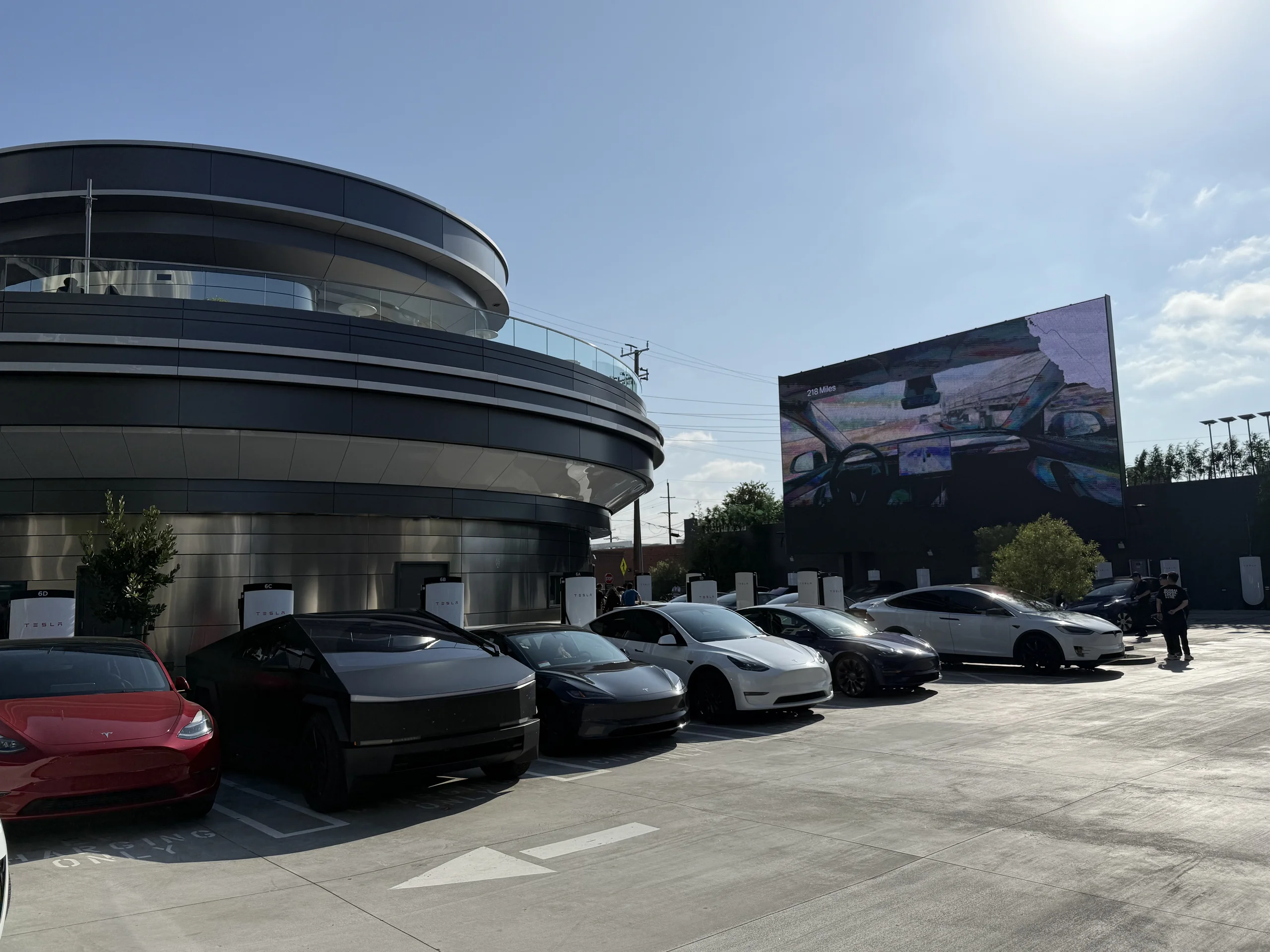 特斯拉餐廳與充電站,停著多輛 Tesla 與 Cybertruck